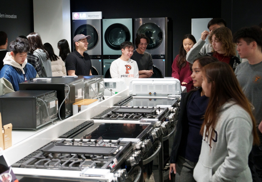 Students from Princeston University look around LG Electronics' North America office on March 21, for the company's LG College Day program. [LG Electronics]