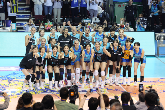 Volleyball players from around the world pose for a photo after the KYK Invitational 2024 Women's Volleyball All-Star Game at Jamsil Arena in southern Seoul on June 9, 2024. [YONHAP] 
