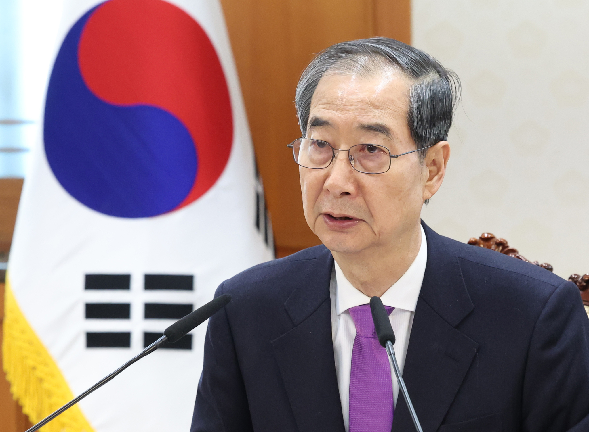 Acting President Han Duck-soo speaks at a meeting of ministers involved in public safety issues at the government complex in Jongno District, central Seoul, on March 25. [JOINT PRESS CORPS] 