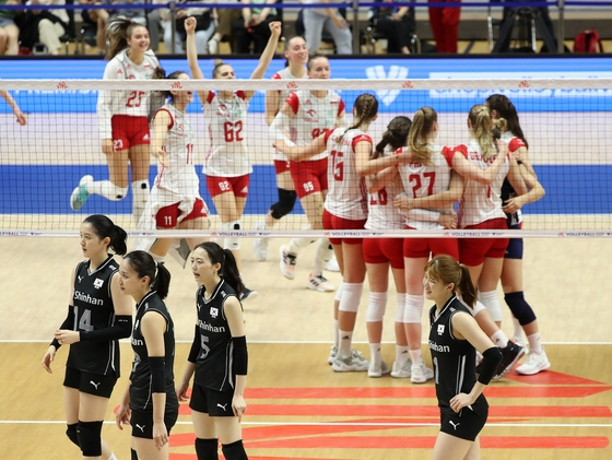 The Korean women's volleyball team, front, reacts after losing a Volleyball Nations League game 3-0 to Poland at West Suwon Chilbo Gymnasium in Suwon, Gyeonggi on July 2, 2023. [NEWS1]