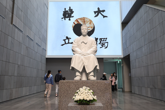 A statue of Ahn Jung-geun is unveiled at the Ahn Jung-geun Memorial Hall in central Seoul on March 2.  [YONHAP]