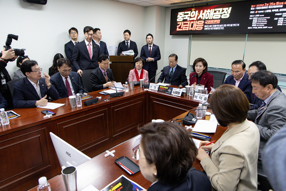 Rep. Na Kyung-won of the conservative People Power Party delivers opening remarks Tuesday at a policy forum addressing China’s installation of steel structures in the Korea-China Provisional Measures Zone (PMZ) in the Yellow Sea at the National Assembly in western Seoul. [NEWS1]