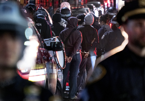 New York City police officers take people into custody near the Columbia University campus in New York on April 30, 2024, after a building taken over by protesters earlier in the day was cleared.  [AP/YONHAP]
