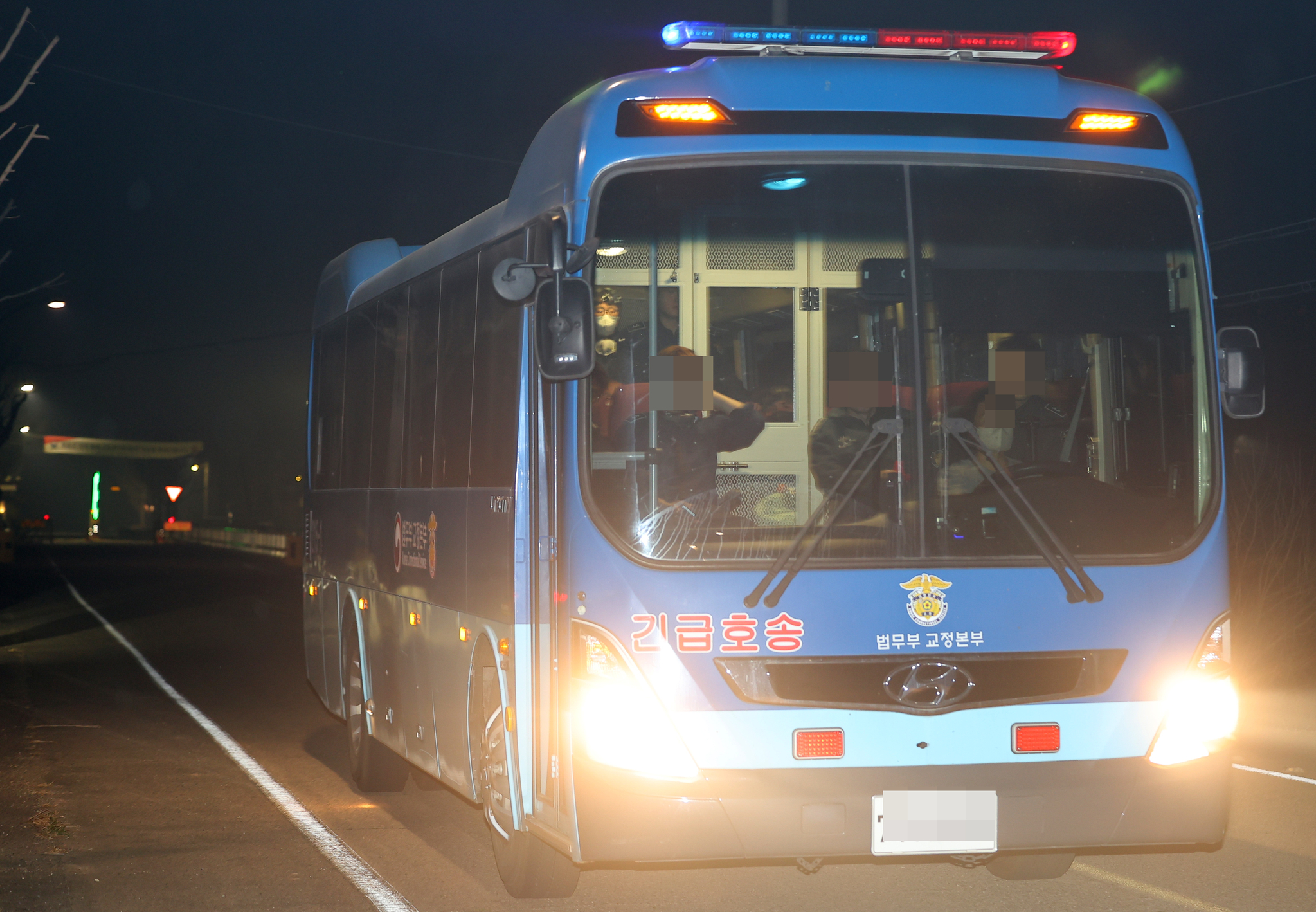 A bus carrying inmates departs the Northern Gyeongbuk Correctional Institution in Cheongsong County, North Gyeongsang, on March 25. [YONHAP]