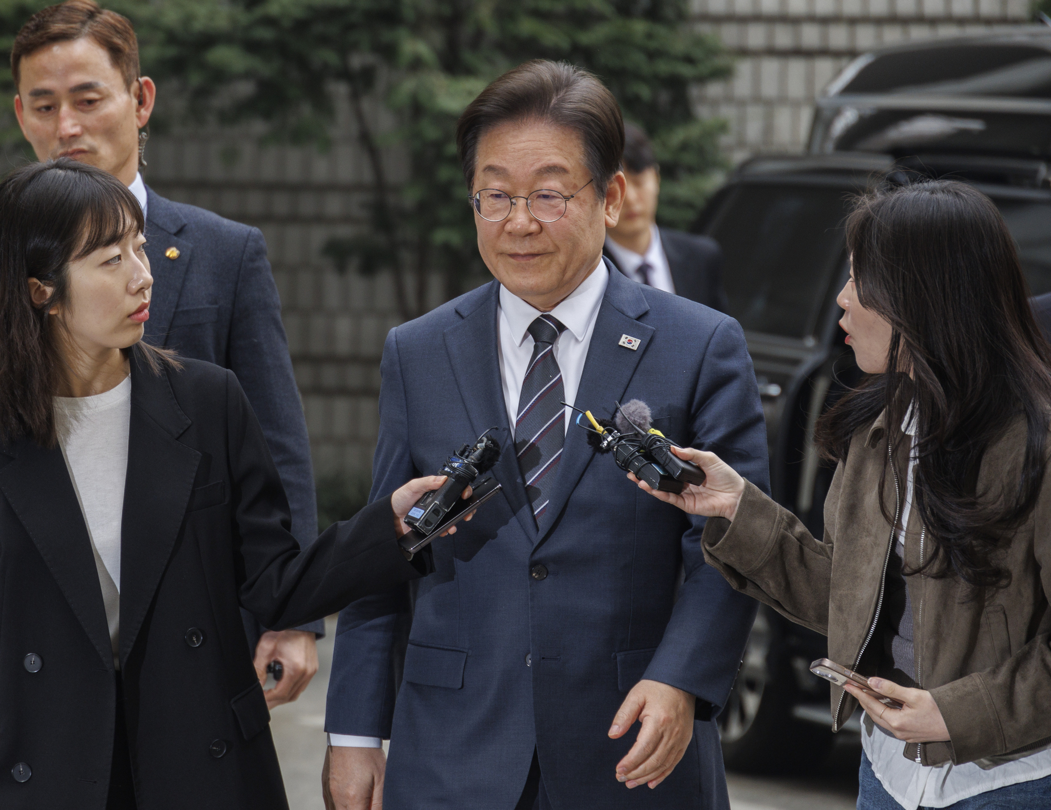Democratic Party leader Rep. Lee Jae-myung arrives at the Seoul Central District Court in Seocho District, southern Seoul, on March 25 to testify in the trial of private developers involved in the Daejang-dong development scandal. [YONHAP]