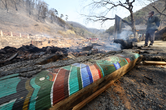 Gounsa, a major Buddhist temple founded in A.D. 681 by monk Uisang during the Silla Dynasty (57 B.C. to A.D. 935), has been damaged by the recent wildfire that swept across the region, burning down state-designated treasures Gaunru and Yeonsujeon. [JOONGANG ILBO] 