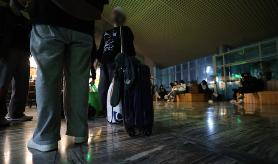 Students staying at Gyeongkuk National University's dormitory gather on the first floor of the building on Tuesday before evacuating due to the spreading wildfire. The students have since been sent home as the wildfire eases, although the university has extended its closure period. [NEWS1]