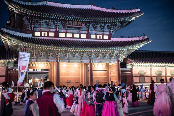 Visitors to last year's K-Culture Royal Festival at Deoksu Palace in Jung District, central Seoul, participate in its programs wearing hanbok, otherwise known as Korean traditional dress. [KOREA HERITAGE AGENCY]