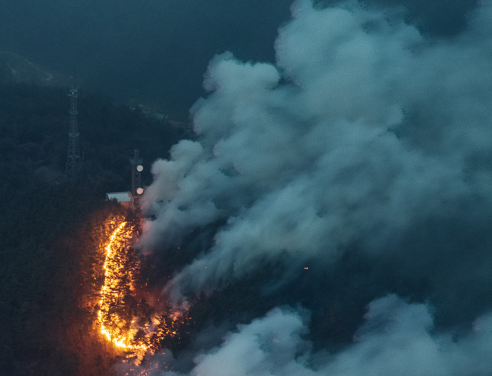 A wildfire in Uiseong County in North Gyeongsang spread across mountain ridges on March 23, the second day since the blaze began. [YONHAP]