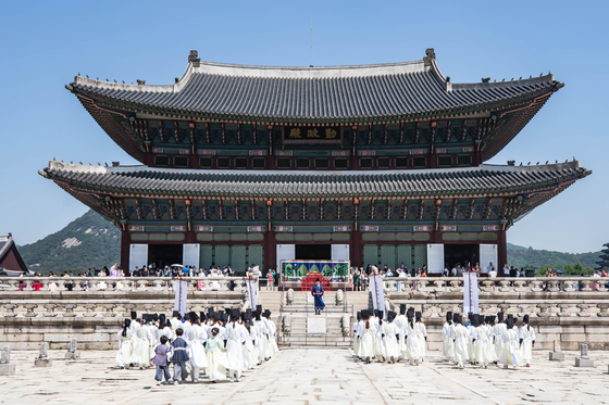Performers reenact scenes from the Joseon Dynasty (1392-1910) during last year's K-Culture Royal Festival's program dubbed "Time Travel - Sejong 2024" at Gyeongbok Palace in Jongno District, central Seoul. [KOREA HERITAGE AGENCY]