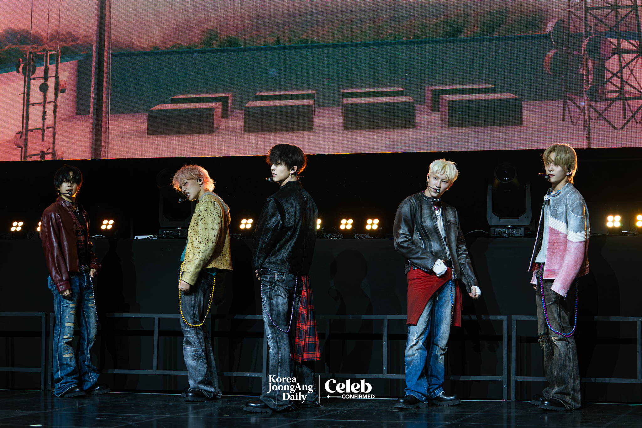 Boy band TNX performs lead track “For Real?” during a showcase held on March 26 at Yes24 Wanderloch Hall in western Seoul for the release of its fourth EP “For Real?” [DANIELA GONZALEZ PEREZ]