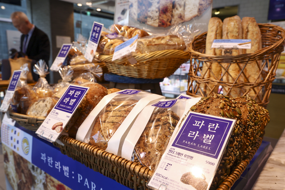 Products from Paris Baguette's health-conscious "Paran Label" lineup are for sale at a branch of the bakery in Seoul on March 26. [YONHAP]