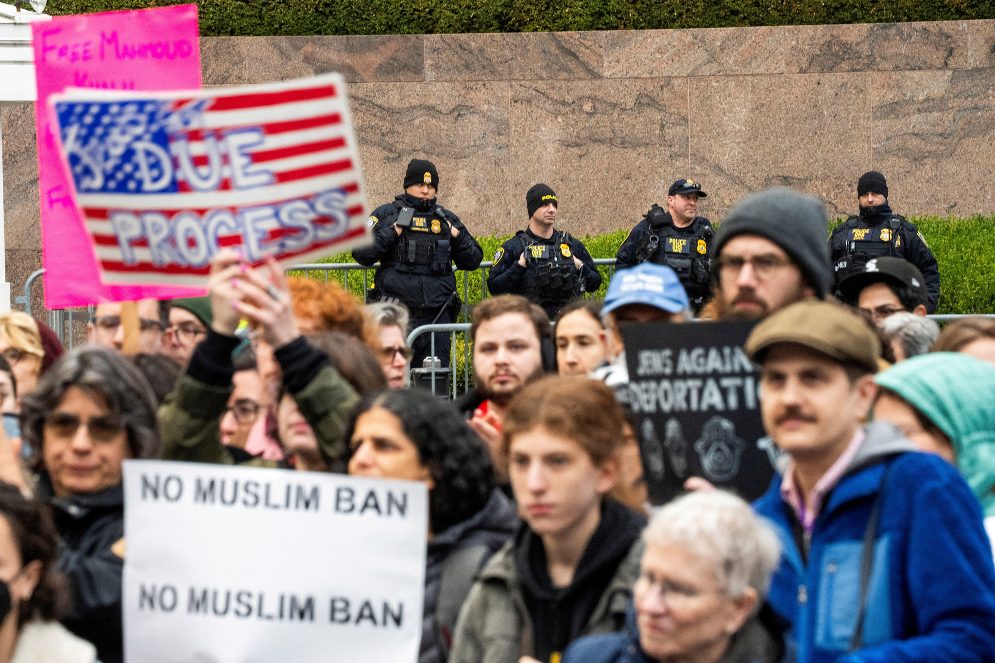 DHS police officers stand guard as protesters take part in a rally organized by Jewish activists against the detention by ICE agents of Palestinian activist and Columbia University graduate student Mahmoud Khalil in New York City, U.S., March 20. [REUTERS/YONHAP]