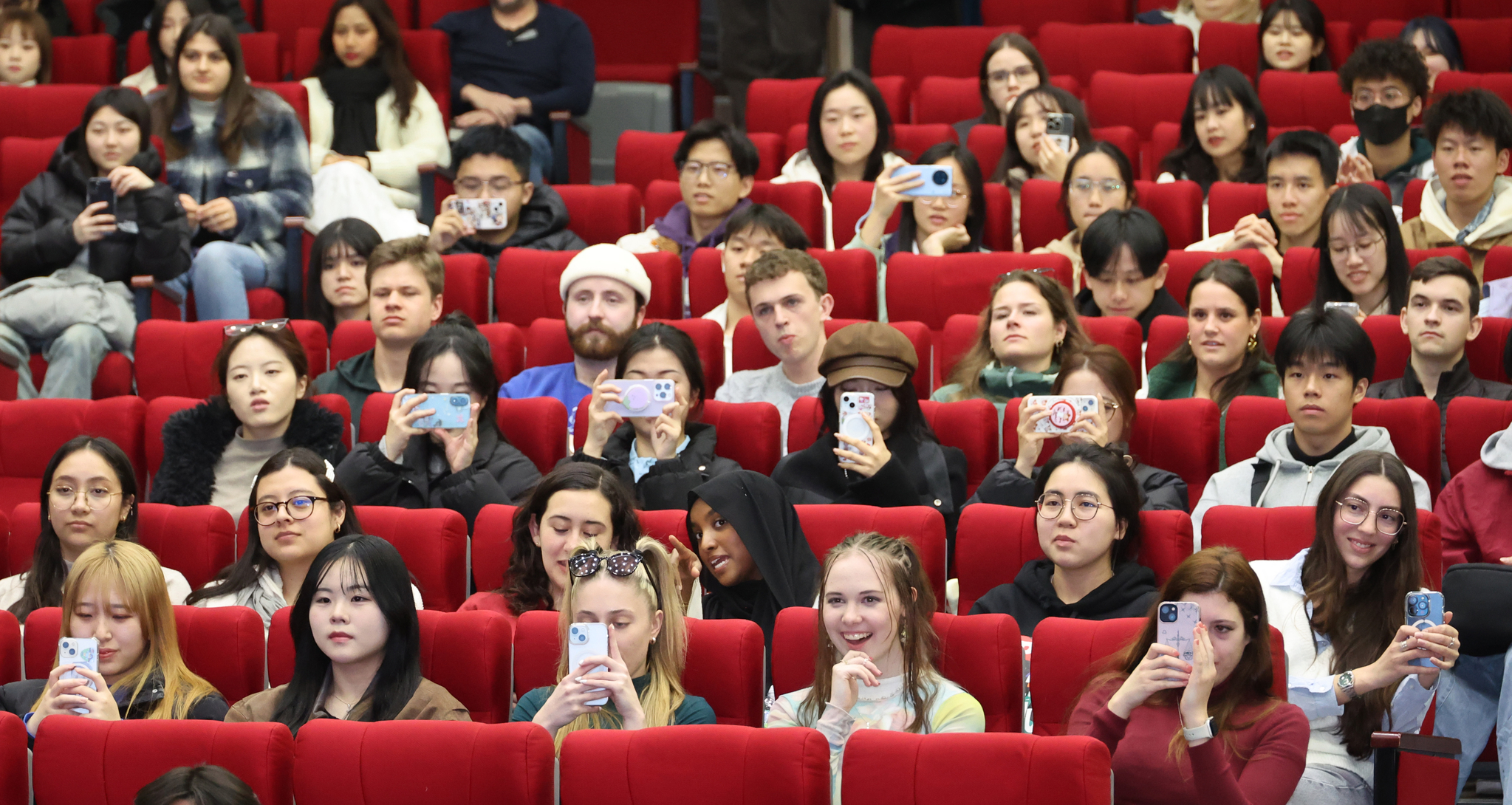 International students watch a performance during a freshmen orientation for foreign students at Pukyong National University on Feb. 28. [JOONGANG ILBO]
