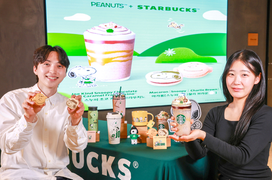 Models introduce Starbucks Korea's special drink and merchandise, inspired by Peanuts and its classic character Snoopy [STARBUCKS KOREA]