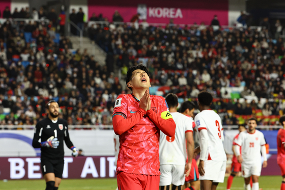Son Heung-min reacts during a World Cup qualifier between Korea and Jordan at Suwon World Cup Stadium in Suwon, Gyeonggi on March 25.  [JOONGANG ILBO]