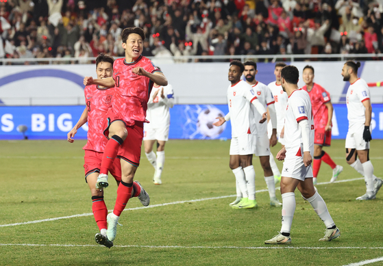 Lee Jae-sung celebrates after scoring the opening goal for Korea during a World Cup qualifier against Jordan at Suwon World Cup Stadium in Suwon, Gyeonggi on March 25.  [YONHAP]