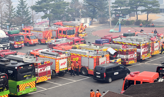 Fire engines dispatched from other provinces are parked in Uiseong County, North Gyeongsang, on March 27. A wildfire began in the county last Saturday. [KIM JONG-HO]
