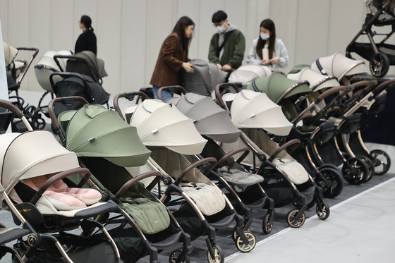 Visitors check out strollers at the 2025 MaE:B International Baby & Young Children Education Fair in Magok at Coex in Gangseo District, western Seoul, on March 27. [YONHAP]