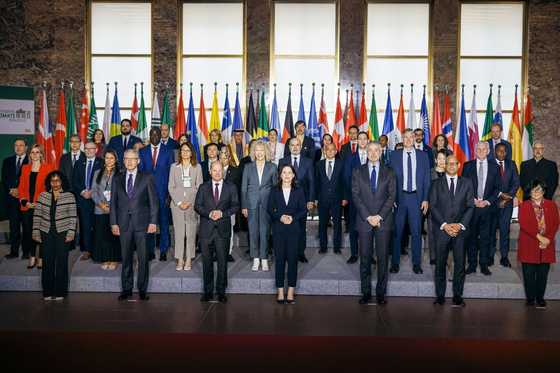 Participants of the 16th Petersberg Climate Dialogue pose for a group photo in Berlin, Germany, in this photo provided by South Korea's foreign ministry on March 27. [YONHAP]
