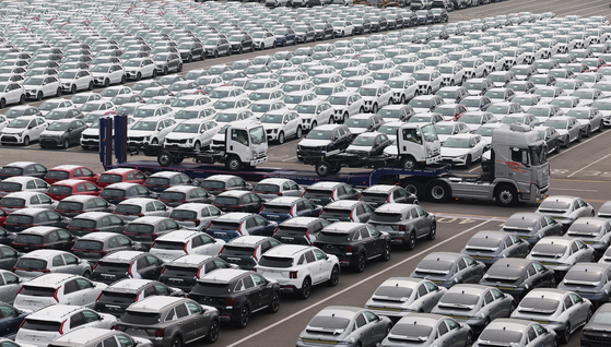 Hyundai Motor and Kia's cars are awaiting to be exported at a port in Pyeongtaek, Gyeonggi, on March 27. [YONHAP] 
