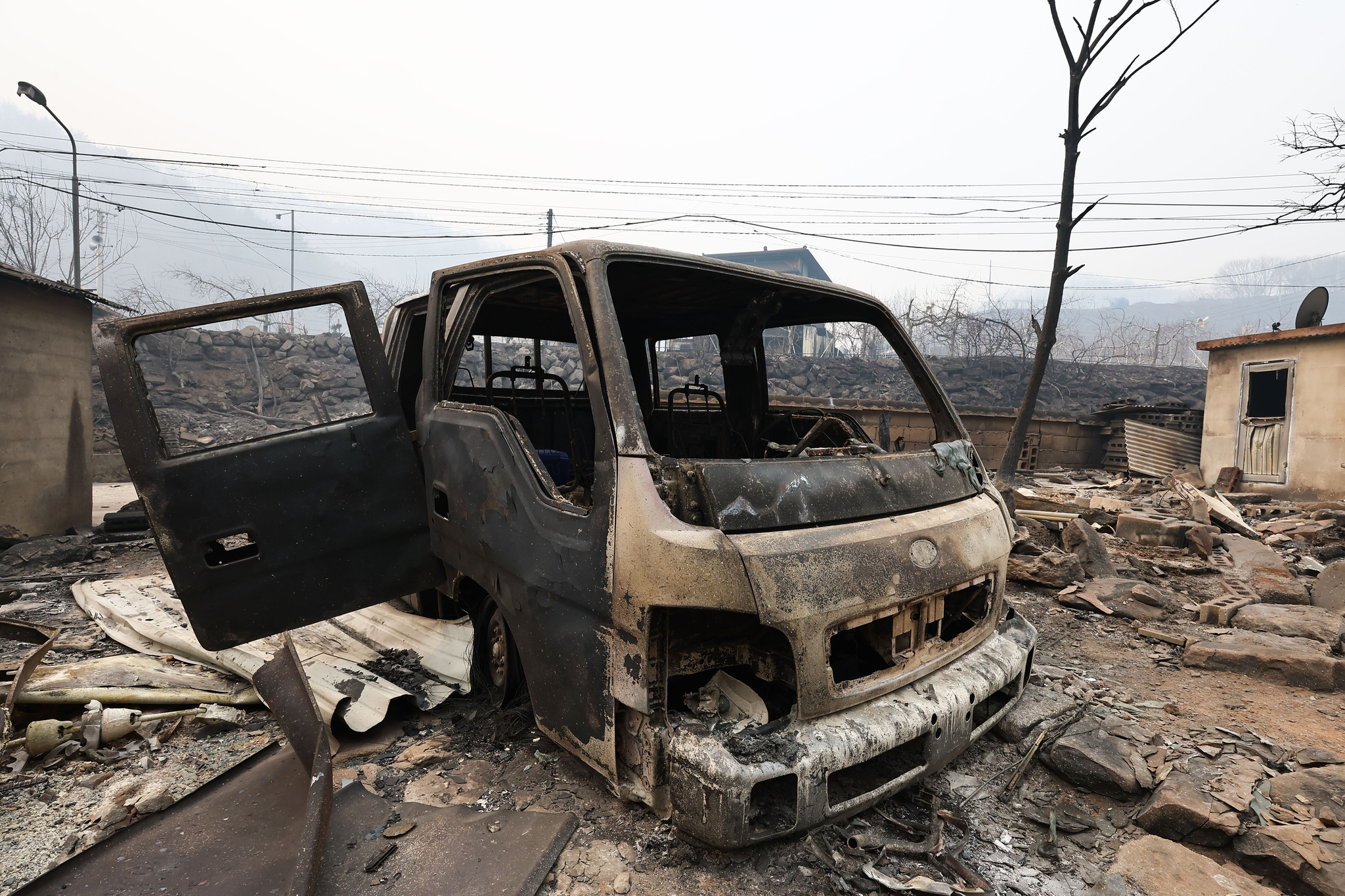 A truck is destroyed after a wildfire began in Uiseong County in North Gyeongsang swept Hwangjang-ri in Yeongdeok County on March 27. [KIM JONG-HO]