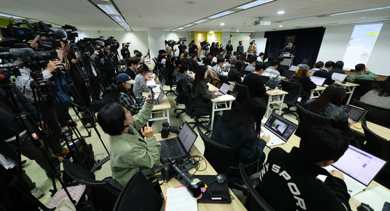 A press conference held on March 27 in southern Seoul by late actor Kim Sae-ron's family lawyer Bu Ji-seok at Law Firm Buyou [NEWS1]