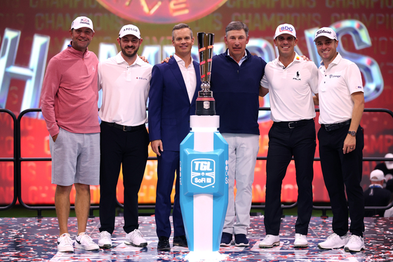 From left: Lucas Glover and Patrick Cantlay of Atlanta Drive GC, TGL CEO Mike McCarley, SoFi CEO Anthony Noto, Billy Horschel and Justin Thomas of Atlanta Drive pose for a photo with the SoFi Cup at the SoFi Center in Florida on March 25. [TGL] 