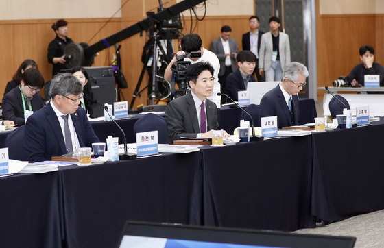South Jeolla Governor Kim Dae-jung talks during a National Council of Governors of Education meeting on March 27. During the meeting, governors agreed to request policy changes to the Ministry of Justice to allow international students that graduated from vocational high schools to also be eligible for the E-7 visa. [SOUTH JEOLLA OFFICE OF EDUCATION]