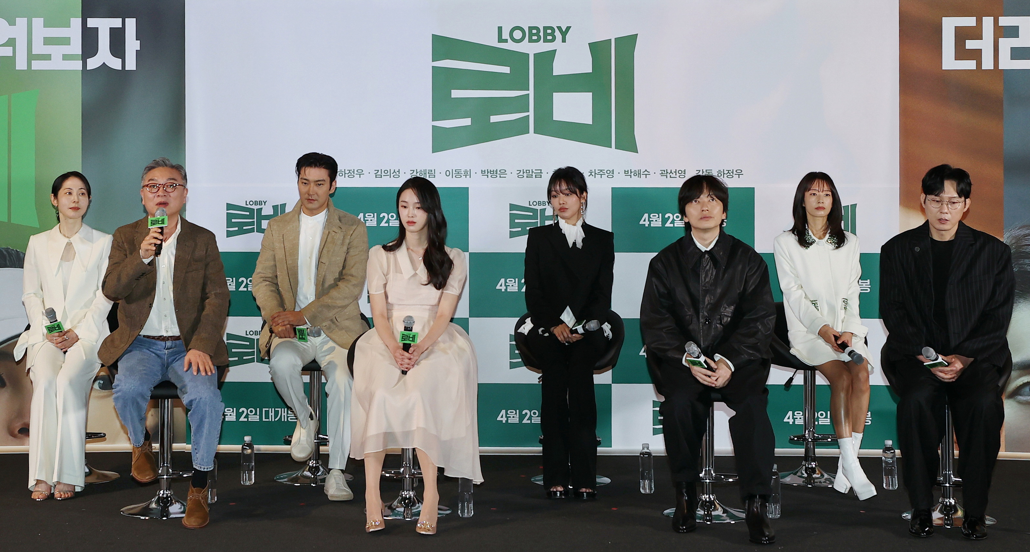 Actor Kim Eui-sung, second from left, speaks during a press conference held in Yongsan District on March 25. From left are actors Kang Mal-geum, Kim Eui-sung, Choi Si-won, Kang Hae-rim, Cha Joo-young, Lee Dong-hwi, Kwak Sun-young and Park Byung-eun. Director and actor Ha Jung-woo was unable to attend the press conference due to an emergency appendectomy. [YONHAP]