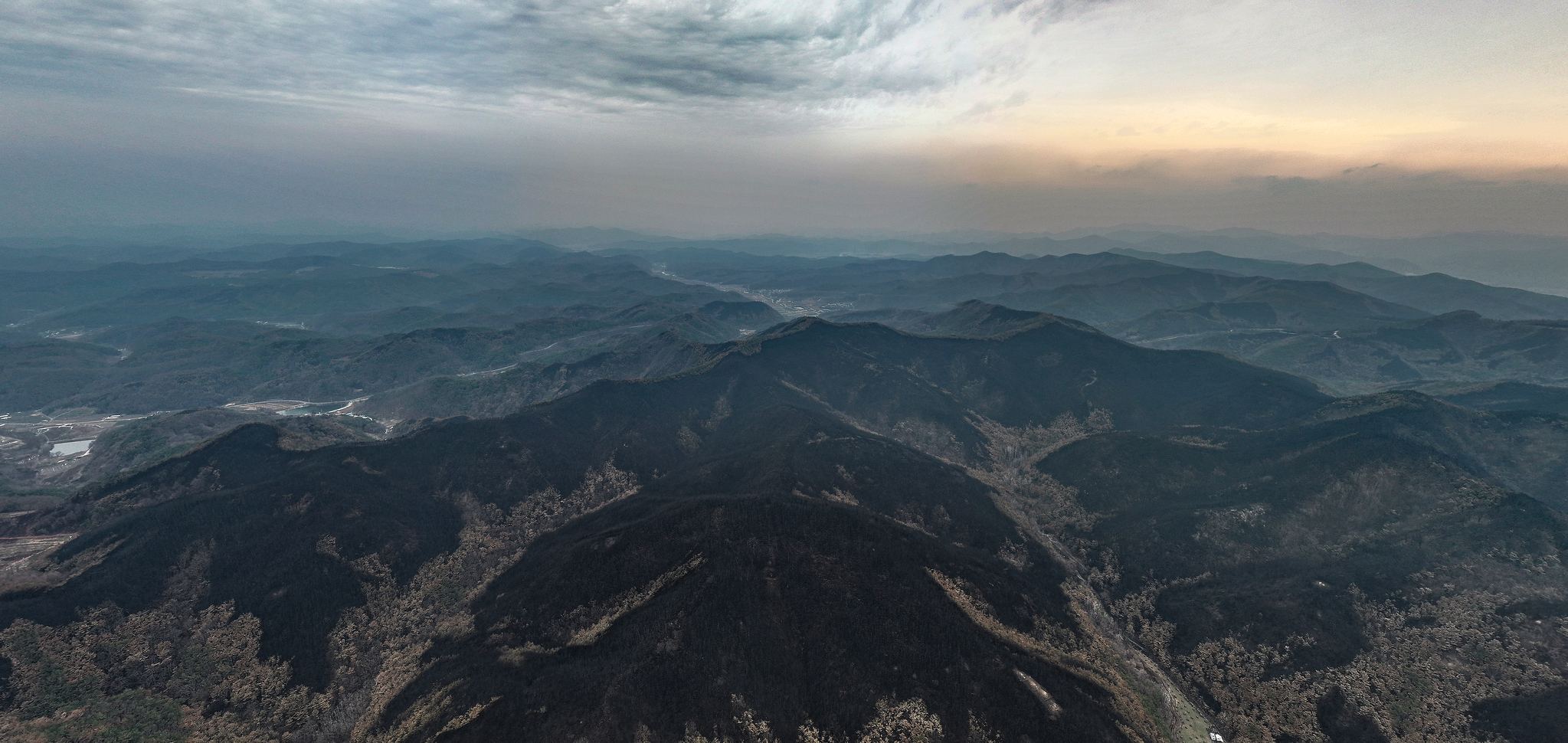 A mountainous area that a massive wildfire ripped through for one week in Uiseong, North Gyeongsang, as forestry authorities say it was 95 percent contained as of 5 a.m. on March 28. [YONHAP]