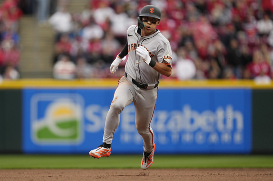 San Francisco Giants' Lee Jung-hoo rounds second base to score on a two-run homer hit by Heliot Ramos in the fourth inning of a baseball game against the Cincinnati Reds in Cincinnati on March, 27. [AP/YONHAP]