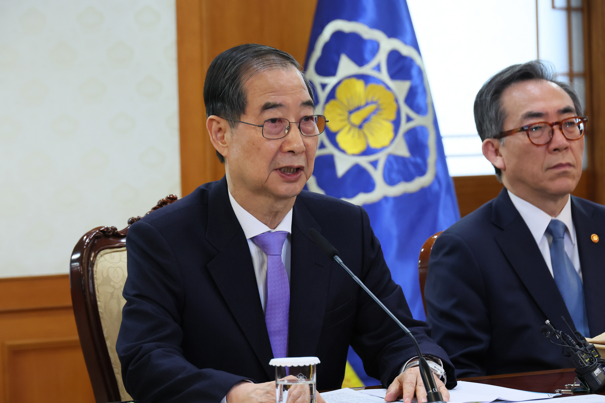 Acting President Han Duck-soo speaks during a meeting with Cabinet members at the government complex in central Seoul on March 24. [YONHAP] 