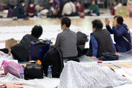 Evacuated citizens sit at a makeshift evacuation center in Andong, North Gyeongsang, on March 26. [NEWS1]