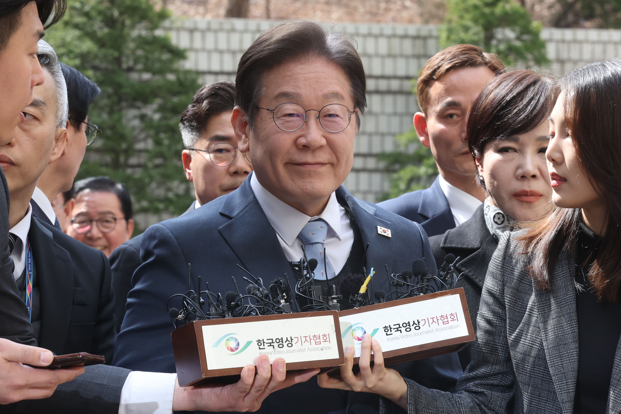 Democratic Party leader Lee Jae-myung, center, in Seoul High Court in Seocho District, southern Seoul, on March 26. [JOINT PRESS CORPS] 
