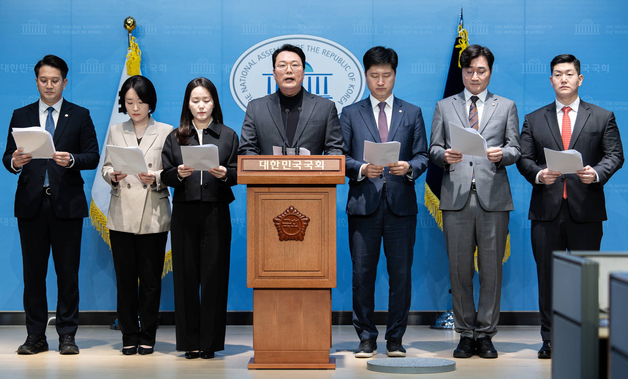 Eight young lawmakers from across party lines hold a joint press conference at the National Assembly on March 23, stating that the pension reform "only worsens the generational imbalance." [NEWS1]
