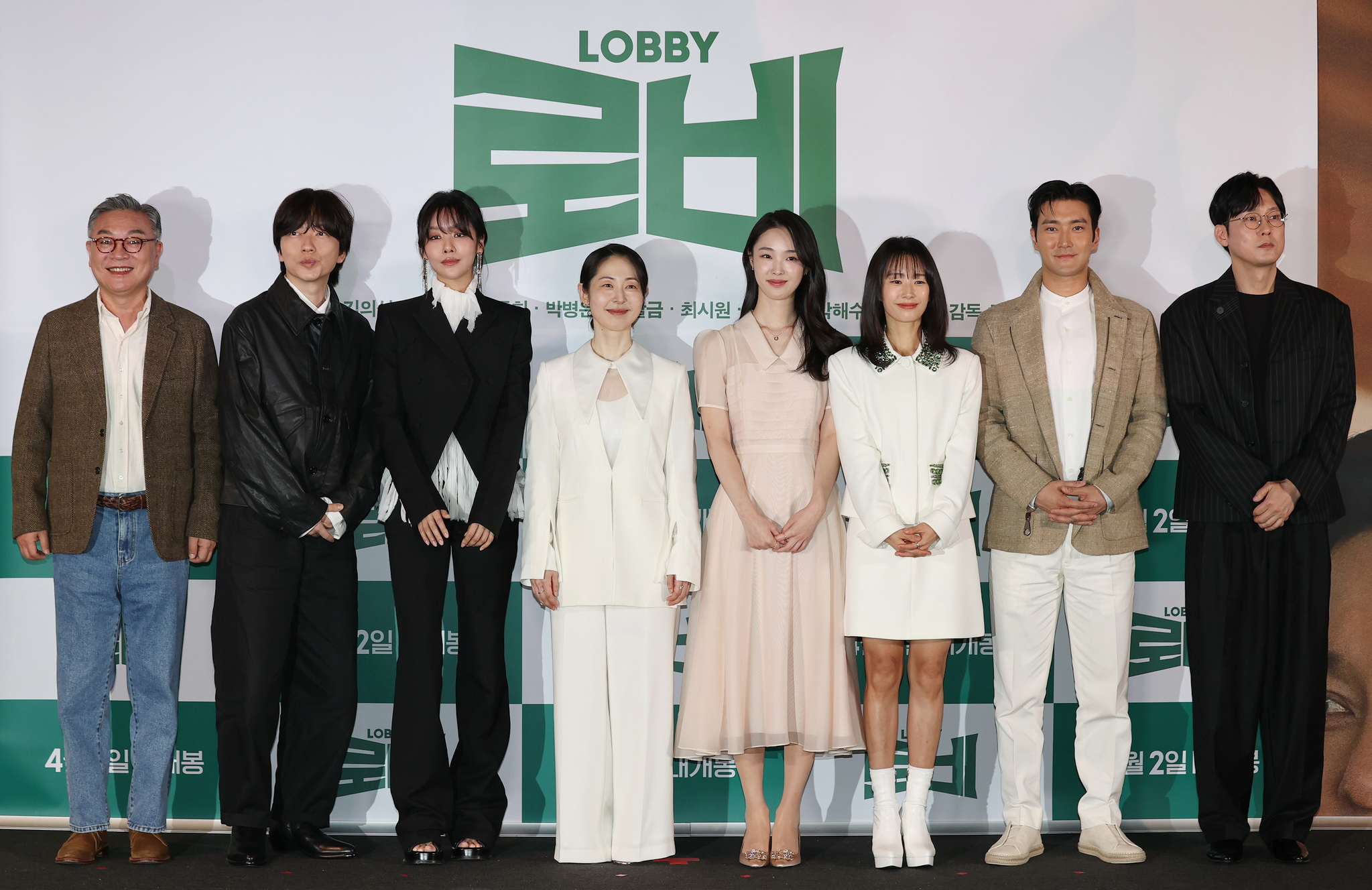 The cast of film ″Lobby″ pose for photos during a press conference held in Yongsan District on March 25. From left are actors Kim Eui-sung, Lee Dong-hwi, Cha Joo-young, Kang Mal-geum, Kang Hae-rim, Kwak Sun-young, Choi Si-won and Park Byung-eun. Director and actor Ha Jung-woo was unable to attend the press conference due to an emergency appendectomy. [YONHAP]