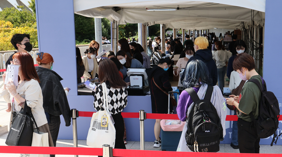 Fans line up outside the BTS goods sales booth on Oct. 14, 2022 [JOONGANG ILBO]