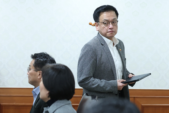 Minister of Economy and Finance Choi Sang-mok enters a meeting room at the government complex in central Seoul for an emergency ministerial meeting on March 30. [NEWS1]