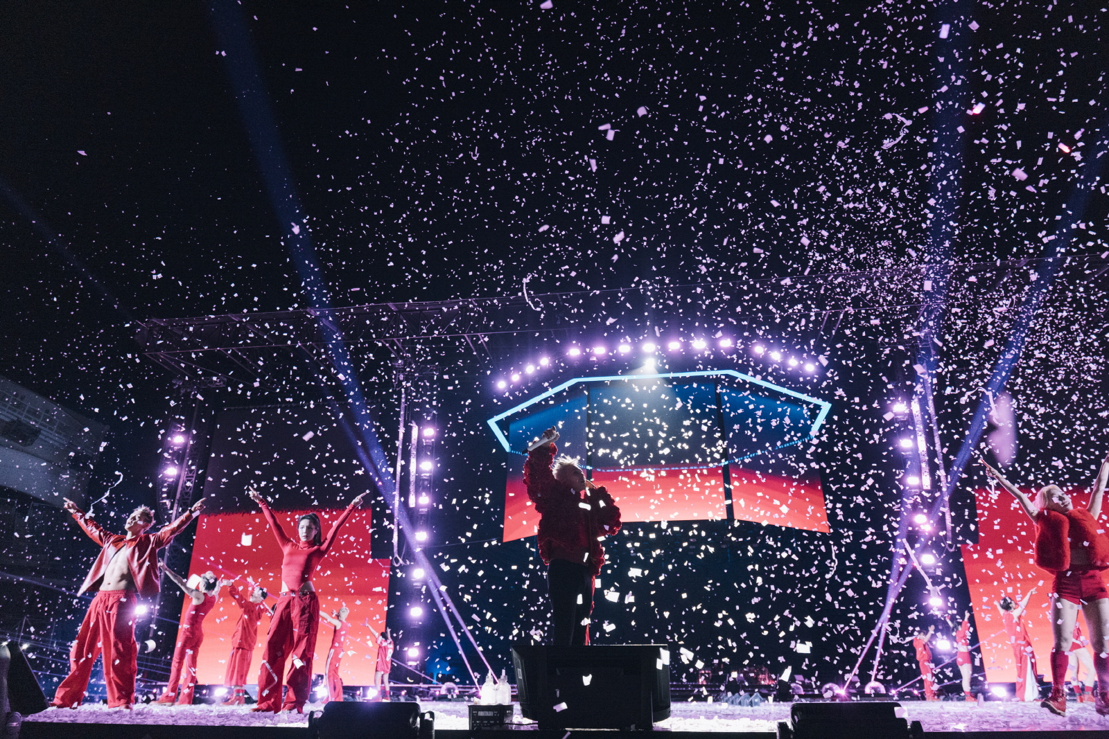 Singer G-Dragon performs during the domestic leg of his “Ubermensch” world tour, which took place on March 29 and 30 at Goyang Stadium in Goyang, Gyeonggi. [GALAXY CORPORATION]