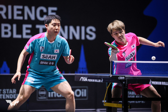 Lim Jong-hoon, left, and Ahn Jae-hyun compete in the final at the WTT Star Contender Chennai in India on March 30. [KOREA TABLE TENNIS ASSOCIATION] 