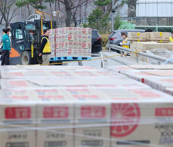 Emergency supplies arrive at an evacuation center at Andong Gymnasium in Andong, North Gyeongsang, on March 27. [YONHAP] 