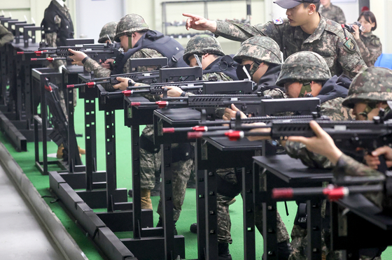 Reserve forces members train at the 51st Infantry Division in Hwaseong, Gyeonggi, on March 6. [YONHAP] 