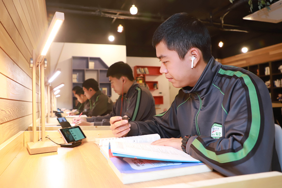 Soldiers from the 72nd Infantry Division study in Yangju, Gyeonggi, on Oct. 15, 2019. [YONHAP] 