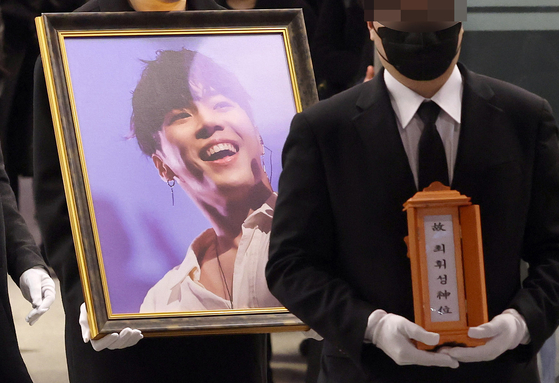 The funeral procession of late singer Choi Whee-sung takes place on March 16 in southern Seoul. [NEWS1]