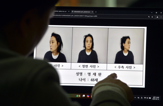 A citizen reads an online news article about Myeong Jae-wan, an alleged stabber of a 7-year-old elementary school student, on March 12 in Daejeon. [JOONGANG ILBO]