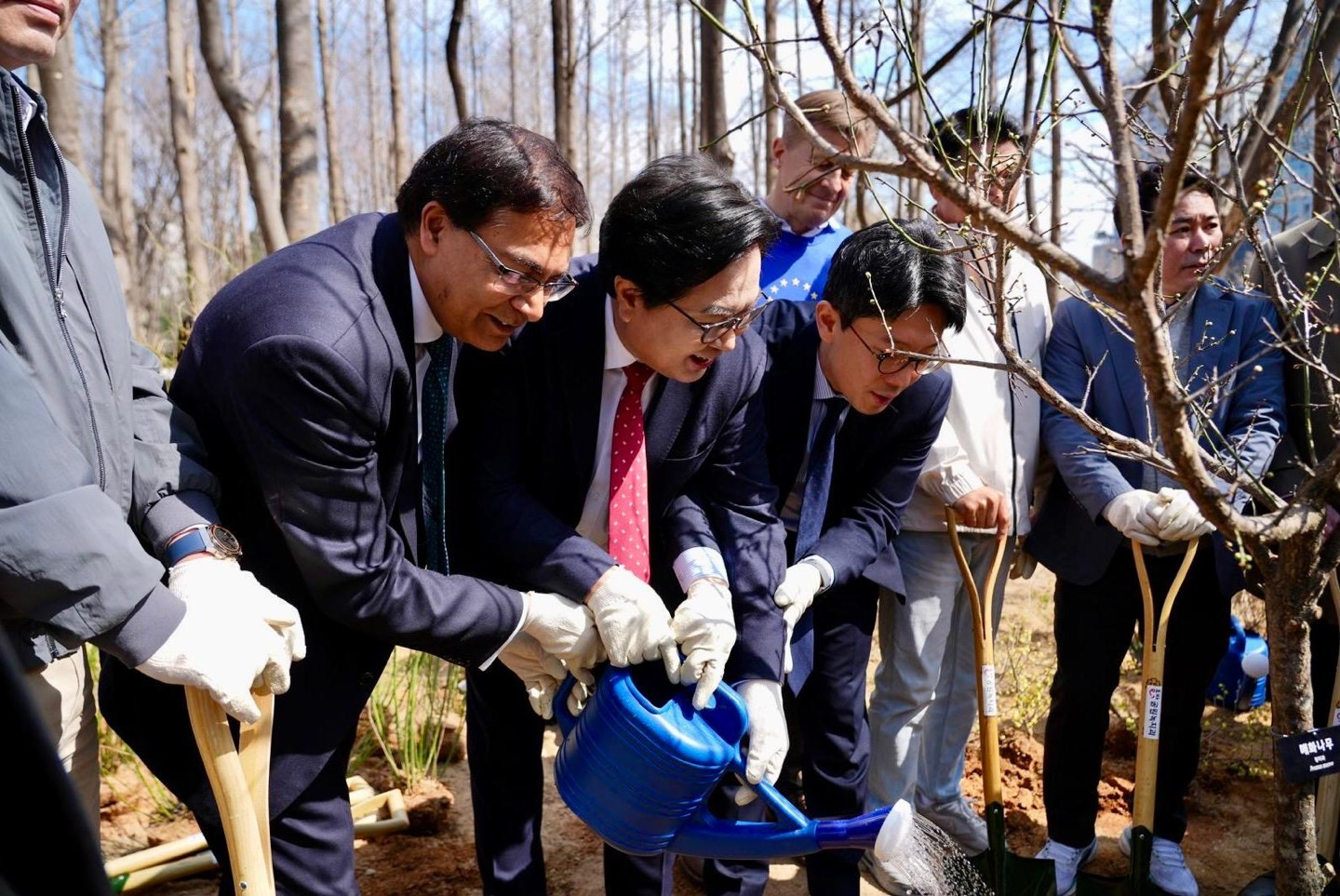 From left, Indian Ambassador to Korea Amit Kumar, Dongjak District Chief Park Il-ha and Seoul Vice Mayor Kim Byeong-min participate in the commemorative ceremony held at Boramae Park in Dongjak District, southern Seoul, on March 28.