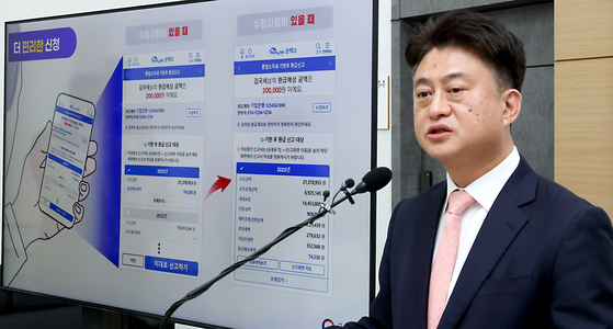 National Tax Service director of information management Lee Seong-jin introduces the agency's income tax refund platform One Click at a news briefing at Sejong government complex on March 31. [NEWS1]