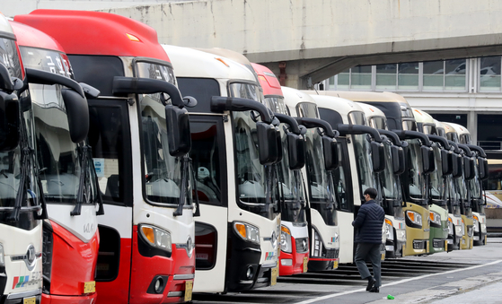 Express buses are parked at Seoul Express Bus Terminal in southern Seoul on Jan. 17, 2023. [NEWS1] 