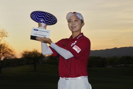 Kim Hyo-joo holds the trophy after winning the Ford Championship in Phoenix, Arizona on March 30. [AP/YONHAP] 